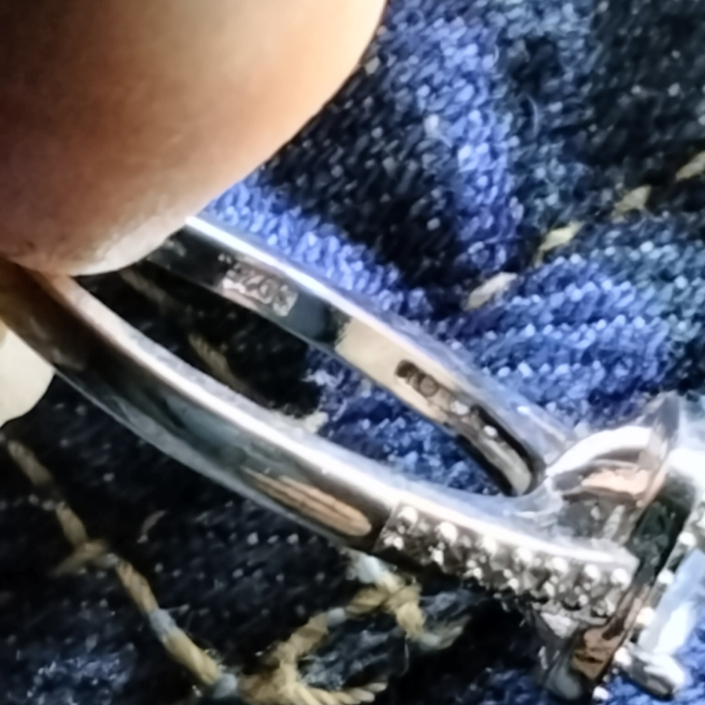 Engagement ring - Picture 10 of 10